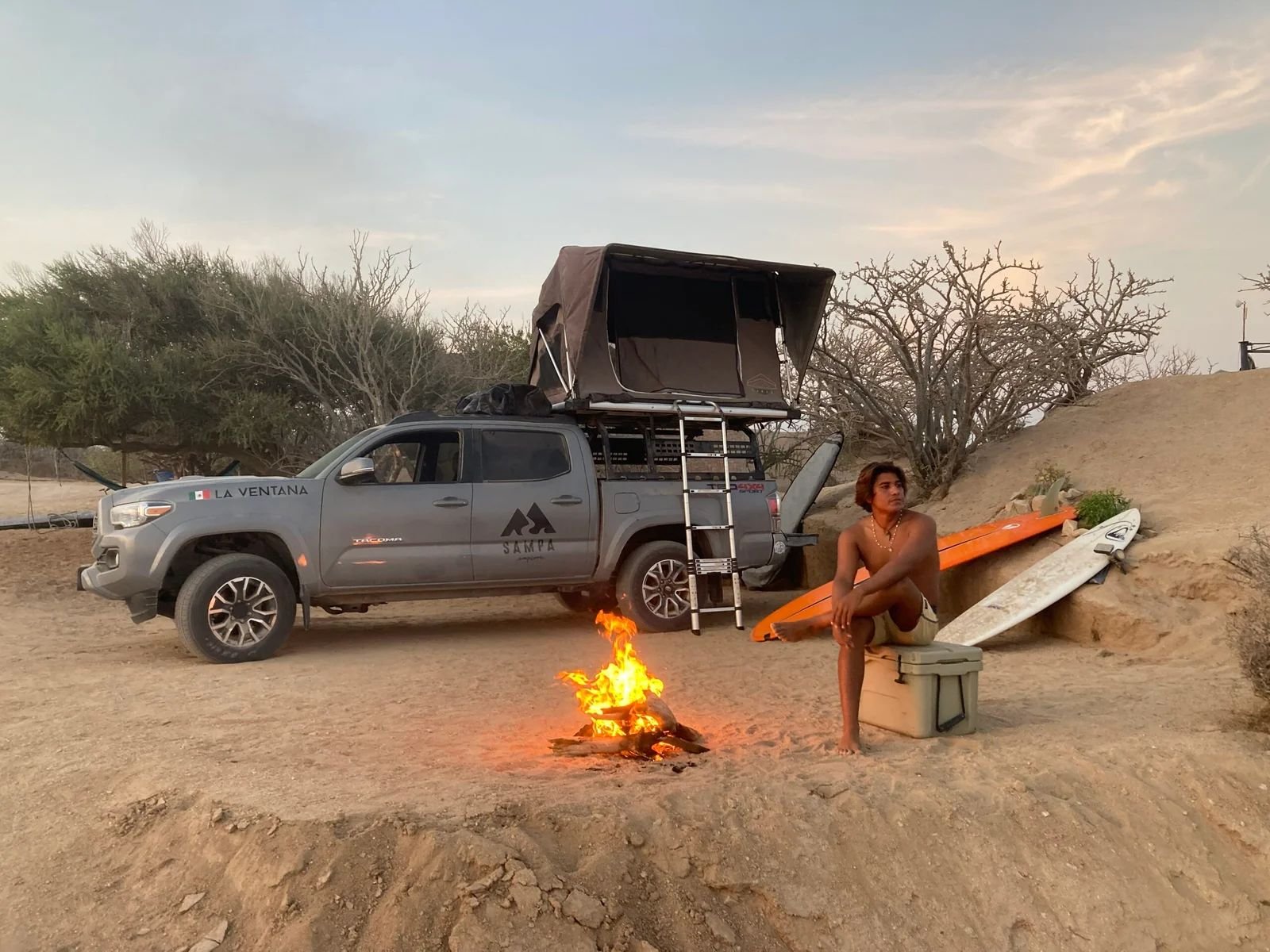 Fogata en un camping de ALAIA Surf Lodge