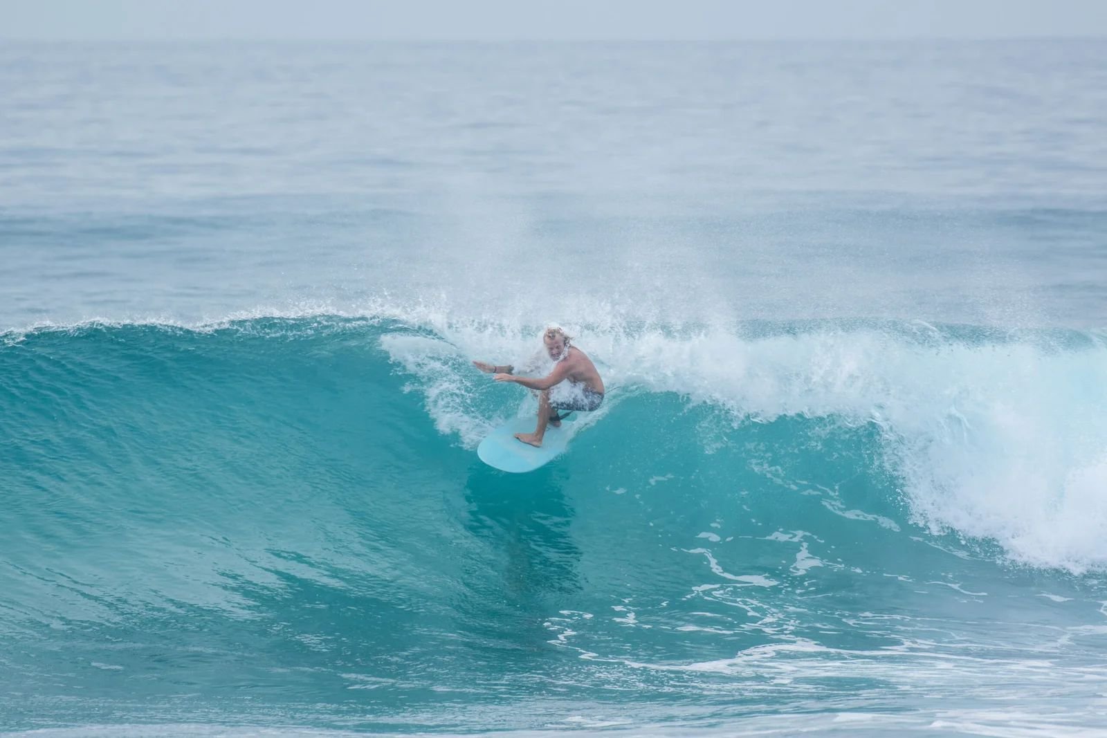 La ola de La Fortuna abajo de ALAIA Surf Lodge